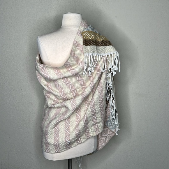 Boho  Aztec Santa Fe Print Fringe Scarf Shawl Throw Fringe Pastel Pink Ivory - Picture 3 of 9
